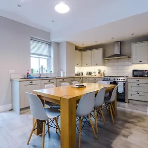 Cromwell House Apartment
