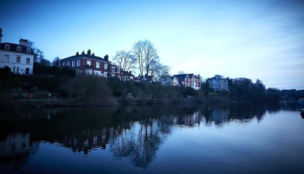 The Boathouse Inn & Riverside Rooms Chester 4*,